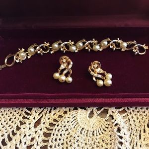 Crown Trifari pearl/gemstone bracelet/earring set